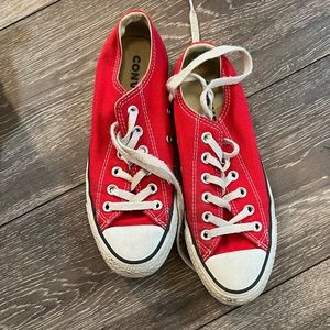 Red Canvas Converse (Side 6.5 women’’s)